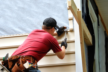 What You Need to Know Before Hiring a Siding Repair Service